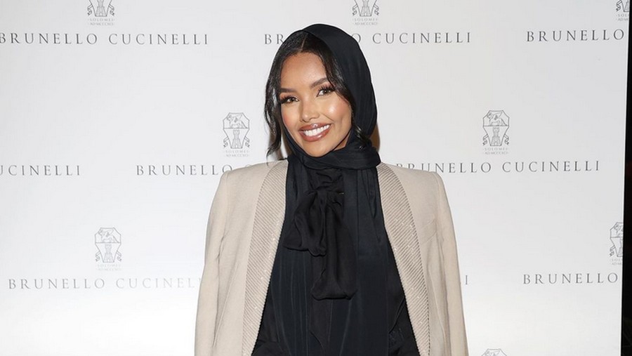 Gaya hijab Halima Aden tuai kritik dari netizen karena memperlihatkan bagian depan rambutnya.