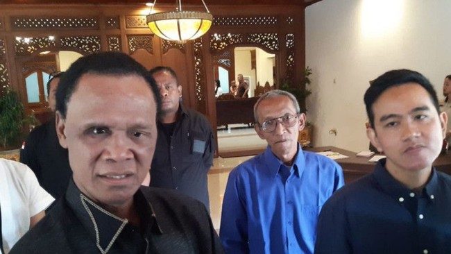Rosario de Marshal alias Hercules menemui Gibran Rakabuming Raka di Solo dan menyatakan dukungannya terhadap Gibran jika maju Pilgub DKI 2024.