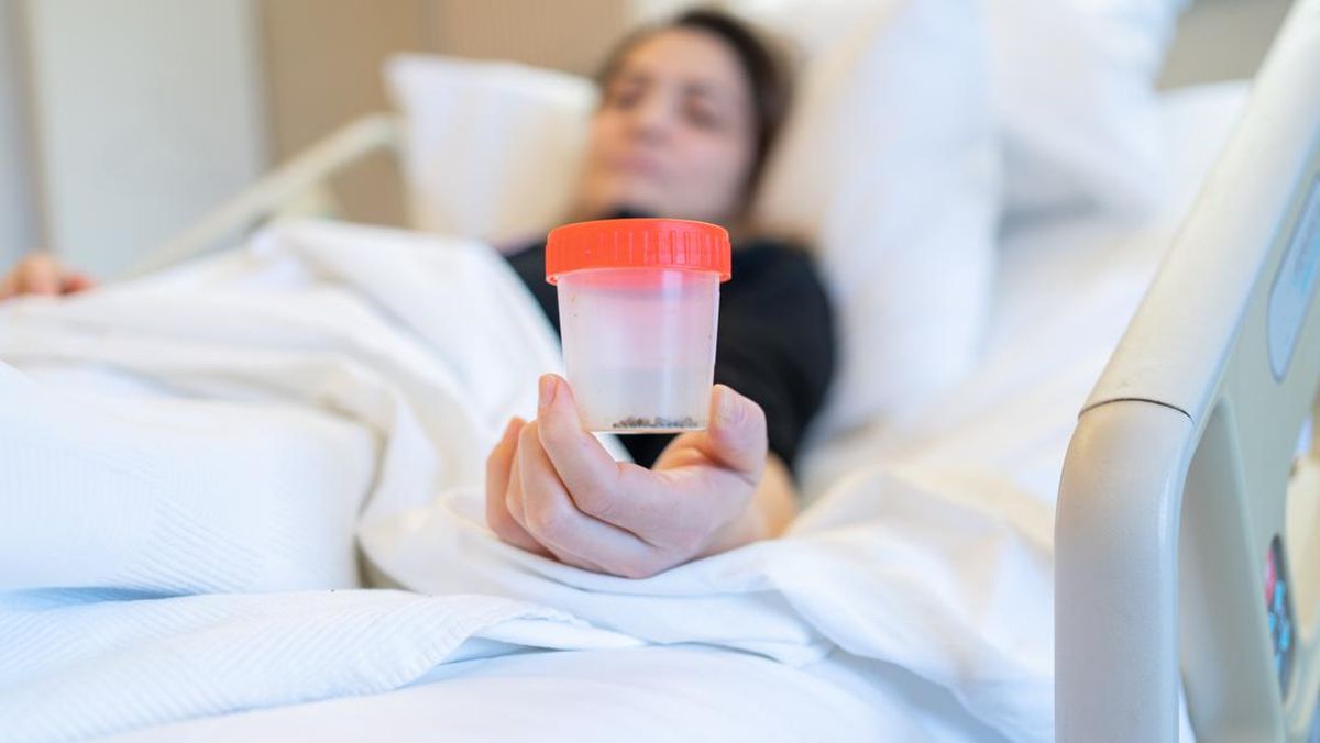 Apa Benar Batu Ginjal Keluar Sendiri Lewat Urine? Ini Penjelasannya