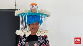 Gaya Nyentrik Pemuda Depok Dukung Ginting di Indonesia Open 2023