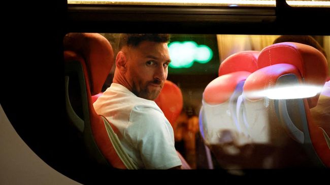 Lionel Messi yakin dia bisa melakukan perjalanan ke China tanpa visa, karena memakai paspor Spanyol. Ternyata, Messi mengira Taiwan termasuk bagian dari China.