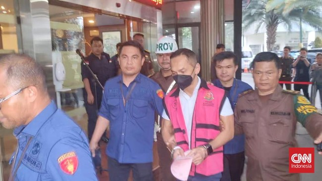 Muhammad Yusrizki juga menjabat sebagai Direktur Utama PT Basis Utama Prima. Ia telah ditunjuk sebagai penyedia panel surya dalam proyek tersebut.
