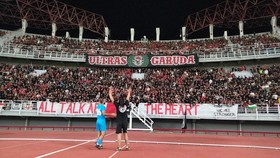 Detik-detik Kiper Palestina Pimpin Chant Suporter Indonesia