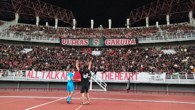 Kiper cadangan Palestina Baraa Kharoub menyita perhatian publik sepak bola Indonesia setelah memimpin yel-yel atau chant di tribune suporter.