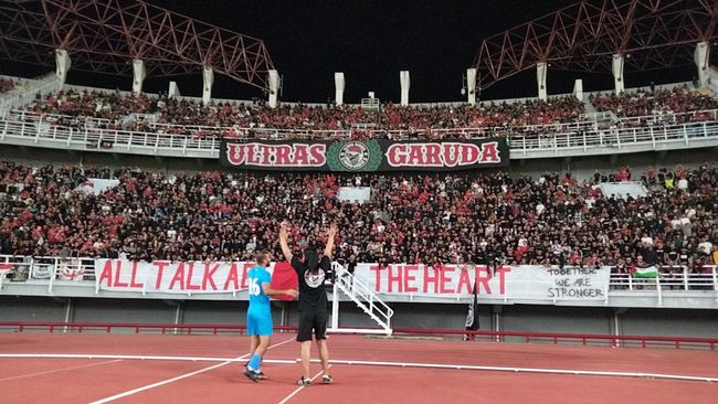 Palestine goalkeeper Baraa Kharoub leads chants in Indonesian supporters’ stands