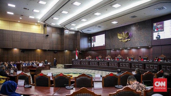 Dari sembilan hakim yang memutus perkara, ada perbedaan pendapat atau dissenting opinion dari dua hakim konstitusi, yaitu Suhartoyo dan M Guntur Hamzah.