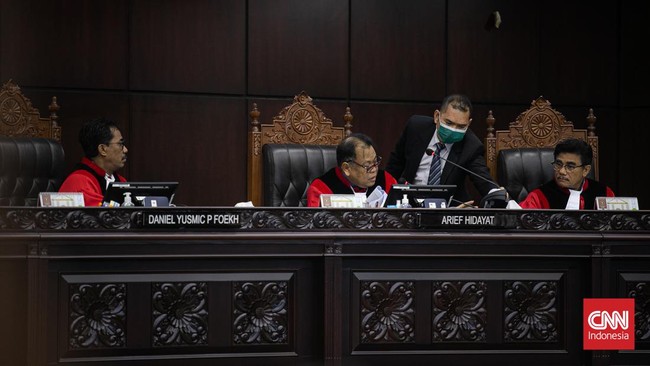 MK menolak gugatan sistem proporsional tertutup dalam pemilu. Dengan demikian sistem pemilihan tetap memakai proporsional terbuka dengan mencoblos caleg.