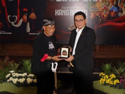 Warga Diaspora Jawa LN Kunjungi Ponorogo, Bupati Berikan Dadak Merak