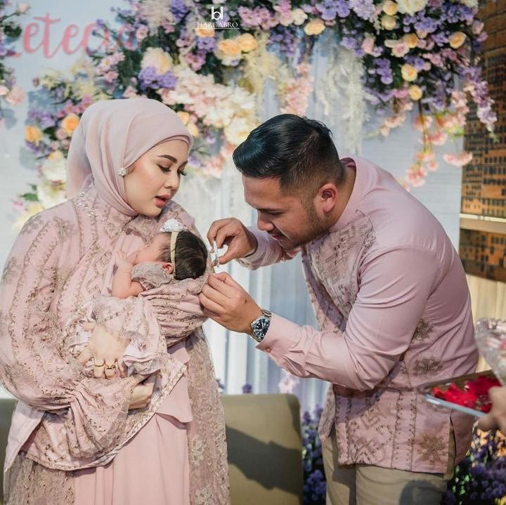 <p>Sang Ayah terlihat menggunting rambut Aisha dengan hati-hati. Setelahnya, Kesha pun menggunting rambut Aisha bergantian. (Foto: Instagram: @kesharatuliu05)</p>