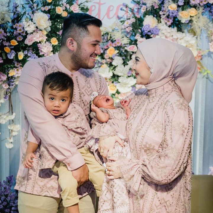 <p>Kesha dan keluarga kompak mengenakan pakaian serba dusty pink, Bunda. Acara ini turut diikuti oleh anak pertama Kesha, Qwenzy Kalandra Putra Permana. (Foto: Instagram: @kesharatuliu05)</p>