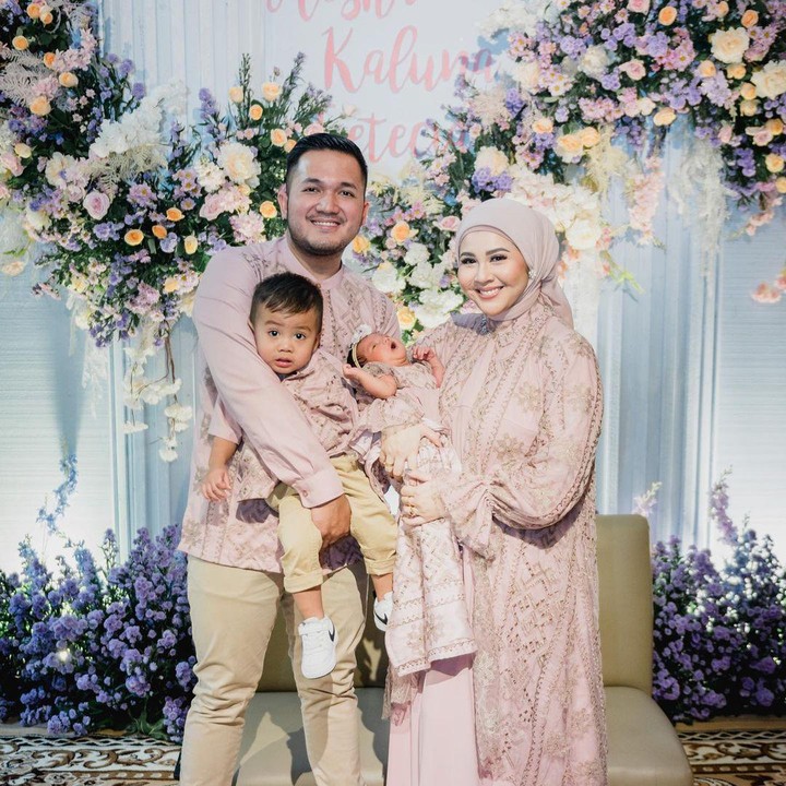 <p>Dekorasi akikah juga terlihat sangat cantik. Ada banyak bunga berwarna-warni yang menghiasi ruangan. Pada backdrop, tertulis nama lengkap Aisha dengan ukuran besar. (Foto: Instagram: @kesharatuliu05)</p>