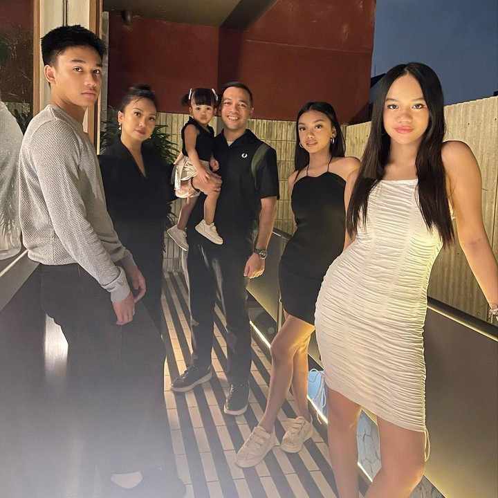 <p>Neona sendiri menghadiri acara dengan mengenakan<em> dress</em> berwarna putih. Rambut panjangnya dibiarkan terurai sehingga menambah kecantikannya. (Foto: Instagram: @riafinola)</p>