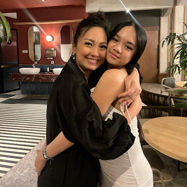 <p>Dalam keterangan foto, Nola hanya menuliskan kalimat '<em>Birthday girl</em>' dengan emoticon hati. Tak hanya itu, Nola juga mengunggah potretnya kala memeluk Neona. (Foto: Instagram: @riafinola)</p>