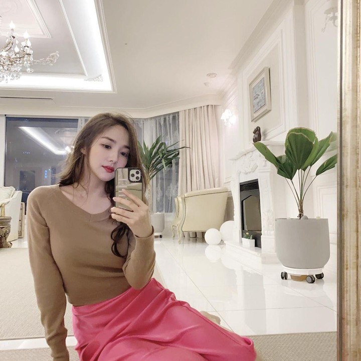 <p>Beberapa waktu lalu, bintang drama Korea<em> What's Wrong with Secretary Kim</em> ini membuat video house tour di kanal YouTube miliknya. Ia juga sering membagikan potret rumah lewat Instagram. (Foto: Instagram @rachel_mypark)</p>