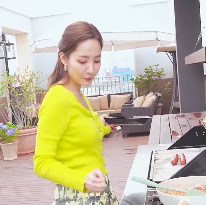 <p>Park Min Young juga sering menghabiskan waktu di tempat ini untuk pesta <em>barbeque.</em> "Saya biasa memasak di sore hari ketika cuaca sudah tidak terlalu terik," ucap Park Min Young. (Foto: YouTube 그냥, 박민영 Just Parkminyoung)</p>