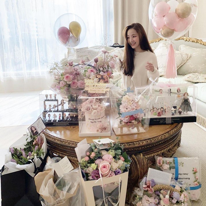 <p>Seperti yang terlihat, rumah Park Min Young didominasi dengan warna putih yang membuatnya bernuansa lembut. Rumah ini terlihat sangat megah ya, Bunda? (Foto: Instagram @rachel_mypark)</p>