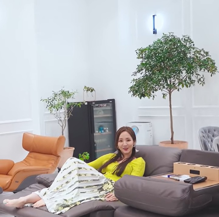 <p>Tak hanya itu, Park Min Young juga memiliki kantor di rumah tersebut. Kantornya didesain dengan gaya lebih modern. "Di sini terasa lebih modern dibandingkan area lain. Ketika teman-teman saya berkunjung, kami biasa duduk di sini," ujarnya. (Foto: YouTube 그냥, 박민영 Just Parkminyoung)</p>