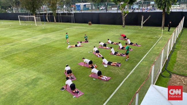 Timnas Indonesia melakoni sesi latihan di lapangan A Senayan, Jakarta pada Kamis (15/6) dengan ditutupi kain hitam.