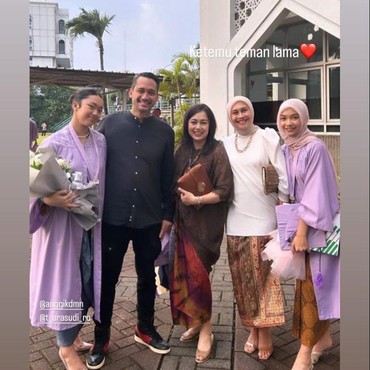 14 Tahun Cerai, 7 Momen Langka Tora Sudiro & Anggi Kadiman Hadiri Wisuda Anak