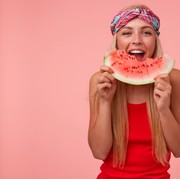 8 Manfaat Baik dari Kebiasaan Rutin Konsumsi Semangka, Ternyata Kaya Manfaat!