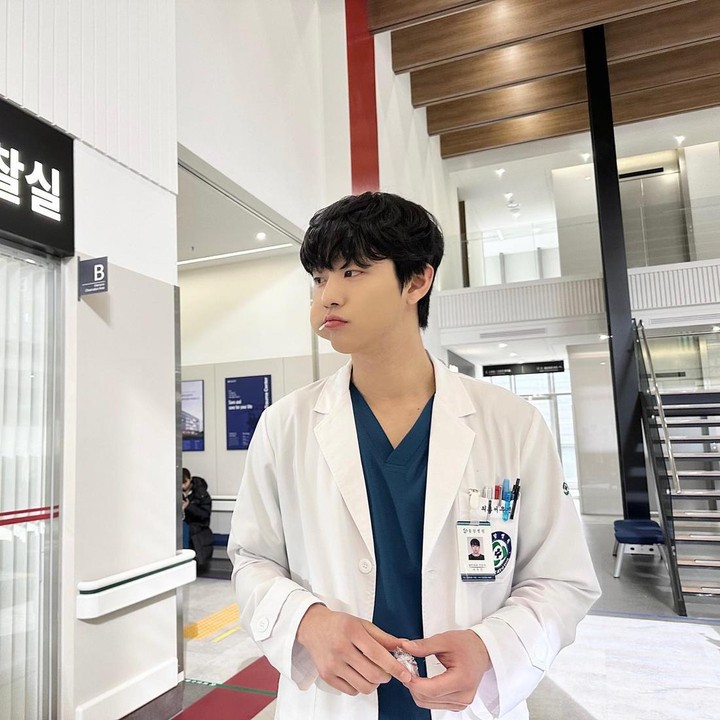 <p>Terbaru, Ahn Hyo Seop beradu akting dengan aktris Lee Sung Kyung dalam drakor <em>Dr. Romantic</em>. Di serial ini, ia berperan sebagai dokter bernama Seo Woojin, Bunda. (Foto: Instagram @imhyoseop)<br /><br /><br /></p>
