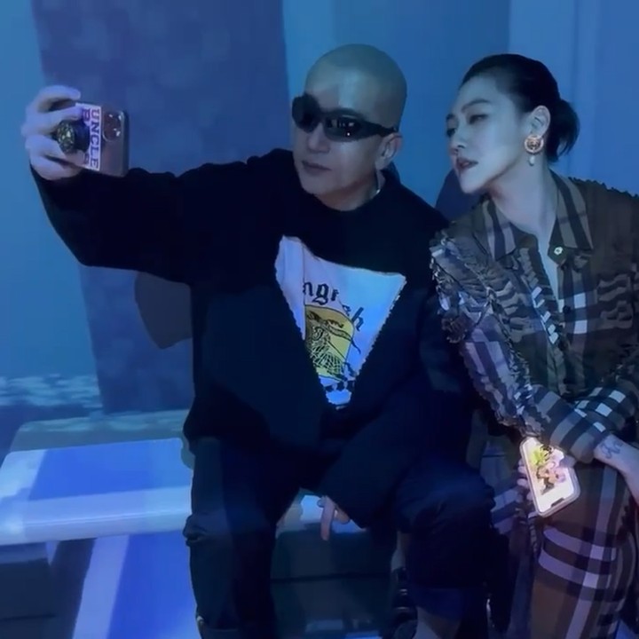 <p>Barbie Hsu pemeran Shancai dalam serial <em>Meteor Garden</em> tampil bersama sang suami asal Korea, DJ Koo nih, beberapa waktu lalu, Bunda. Momen tersebut dibagikan sang suami di akun Insatagramnya. (Foto: Instagram @djkoo)<br /><br /><br /></p>
