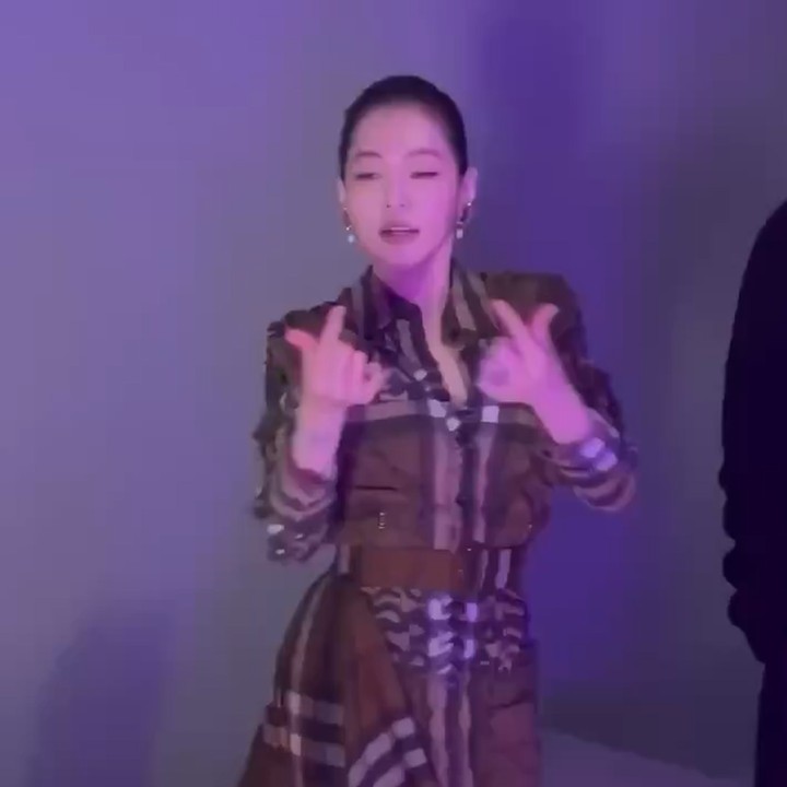 <p>Di sana, Barbie Hsu terlihat sangat bersemangat menikmati musik. (Foto: Instagram @djkoo)<br /><br /><br /></p>