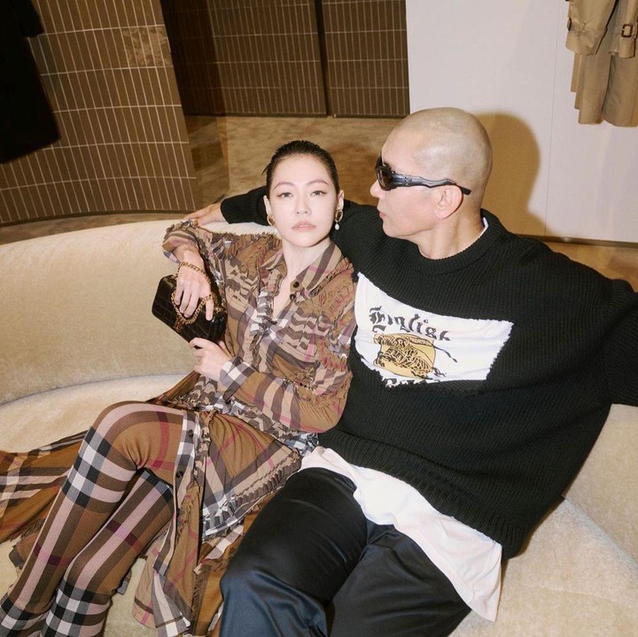 <p>DJ Koo dan Barbie Hsu pernah menjalin hubungan semasa muda namun berpisah. Kemudian Barbie Hsu menikah dengan pengusaha sebelum akhirnya cerai. Barbie Hsu kemudian bertemu kembali dengan DJ Koo setelah puluhan tahun. (Foto: Instagram @djkoo)</p>