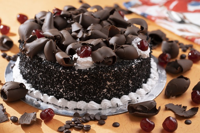 Black forest cake dengan campuran rum