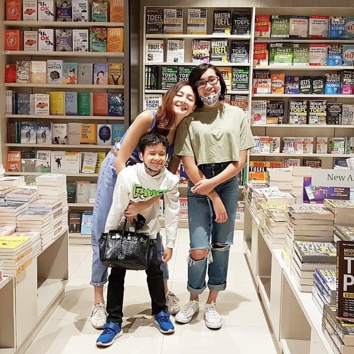 <p>Brin yang kini sudah remaja kerap tampil modis dengan gaya busana kasual yang membuatnya terlihat tomboi, Bunda. (Foto: Instagram @rezerdewi)</p>