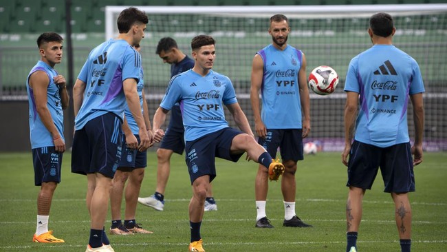 Timnas Argentina memamerkan momen latihan perdana di Stadion Utama Gelora Bung Karno (GBK), Jakarta, Sabtu (17/6) sebagai persiapan lawan Indonesia.