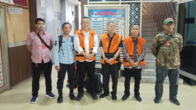 Mantan Rektor Unila Karomani menjalani hukuman 10 tahun penjara. Ia juga harus membayar uang pengganti Rp8,075 miliar dan Sin$10 ribu.