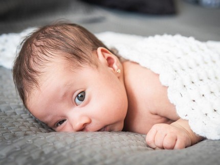 Bolehkah Bayi Baru Lahir Dipakaikan Perhiasan Emas? Simak Pengaruhnya ke Kulit