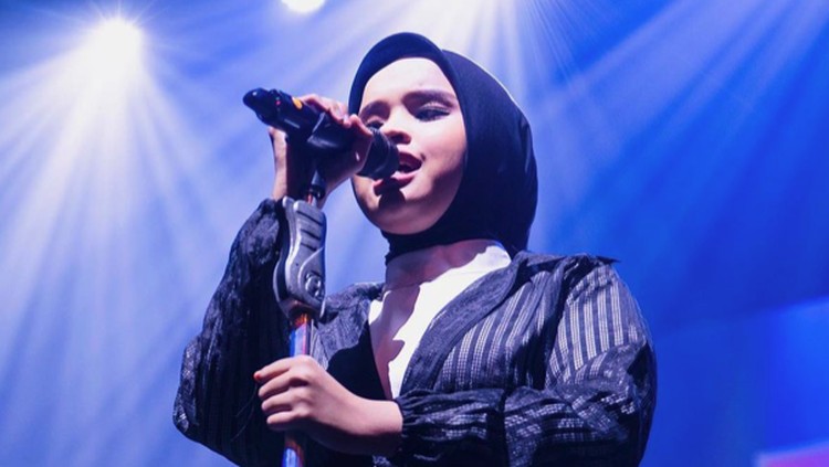 Gaya Hijab Putri Ariani