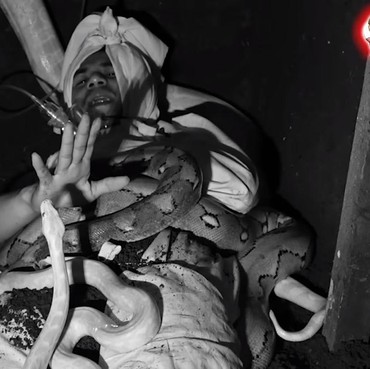 Bikin Konten Dikubur Hidup-hidup bareng Ular, Youtuber Ini Dilarikan ke RS