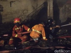 Petugas Damkar Sulit Jangkau Titik Api di Gudang Sepatu-Sandal Gorontalo
