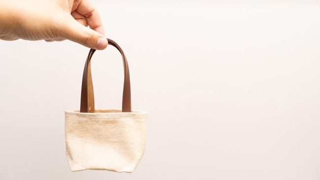 Anxiety bag jadi tren Gen Z untuk atasi cemas mendadak. Simak fungsi, isi, dan tips penggunaannya menurut ahli.