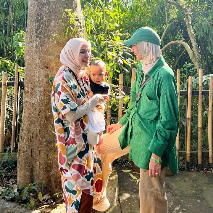 <p>Liburan bersama banyak saudara kandung tak membuat Zaskia pusing. Ia justru mensyukuri kebersamaan mereka, Bunda. Intip saja potretnya yang asyik bercengkrama dengan adiknya, Tania Ray Mina. Zaskia juga mengucapkan terima kasih kepada Tasya yang mengatur agenda liburan mereka hari itu.<em> "Berhubung ittenary hari ini diurusin semua sama ka @tasyanurmedina, maka postingan ini dimulai dengan dirinya.. makasi yaaaa kak, jalan2 seharian di @balizoo bareng semua bener2 berkesan banget,"</em> kata Zaskia. (Foto: Instagram @zaskiadyamecca)</p>