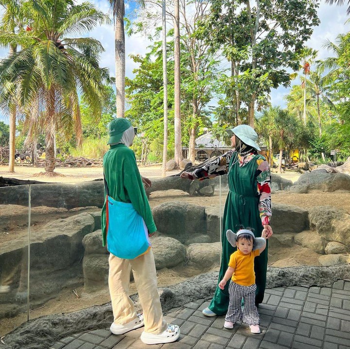 <p>Zaskia Mecca juga mengajak adiknya, Marsha Natika bersama putranya. Kakak-beradik ini tampil kompak mengenakan busana warna hijau yang modis. (Foto: Instagram @zaskiadyamecca)</p>