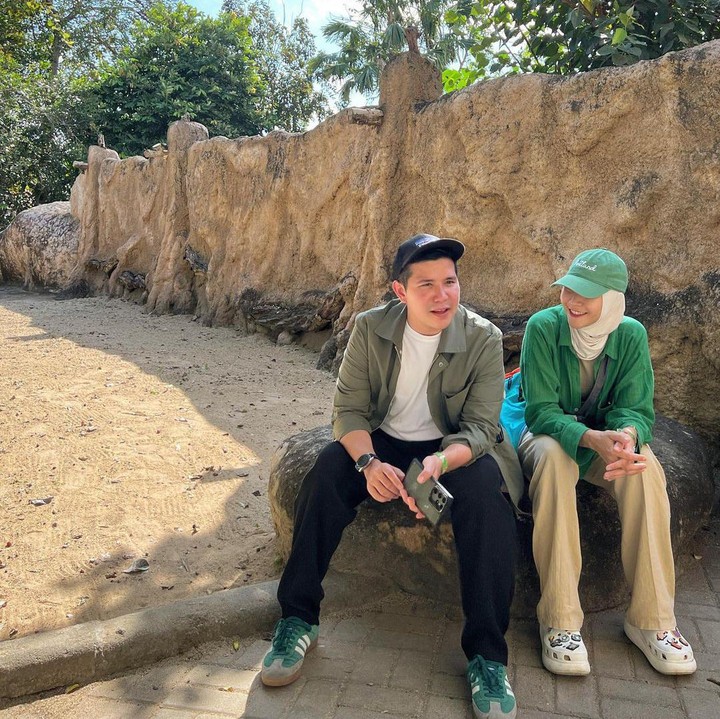 <p>Tak kalah harmonis, Zaskia Mecca juga selalu kompak bersama adik laki-lakinya, Haykal Kamil. Adik Zaskia yang satu ini juga terjun ke dunia hiburan seperti sang kakak. Saat liburan, Haykal juga mengenakan outfit berwarna hijau agar tetap senada dan modis seperti sang kakak. (Foto: Instagram @zaskiadyamecca)</p>