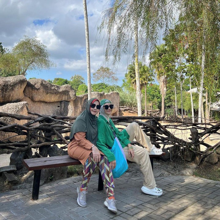 <p>Zaskia juga membagikan potret bersama sang Bunda, Rafida Kamil. Sebagai Bunda 7 anak, Rafida menyebut keluarganya sebagai Blessing Seven. Potret kekompakan keluarga mereka sering bikin warganet iri, nih. <em>"Kenapa sih keluarga ini seru banget,"</em> kata akun @meylinasoni****. <em>"Mamah Saya Anak 3 Aja Pada Gak Akur...Mamanya Bia Anaknya Maaf Banyak Pada Akur,Suka Iri Saya..."</em> ucap @rachelpurie***** (Foto: Instagram @zaskiadyamecca)</p>