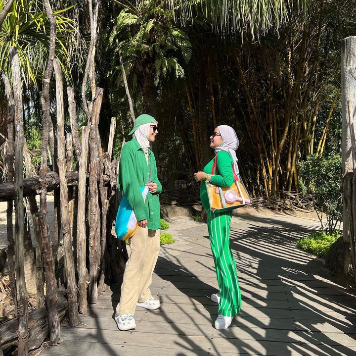 <p>Tak kalah modis, gaya Zaskia Mecca dengan sang kakak Tasya Nur Medina juga terlihat kompak. Kakak beradik ini juga sama-sama terjun ke dunia fashion dan kecantikan, lho. (Foto: Instagram @zaskiadyamecca)</p>