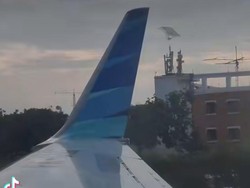 Viral Layangan Nyangkut di Sayap Pesawat Garuda