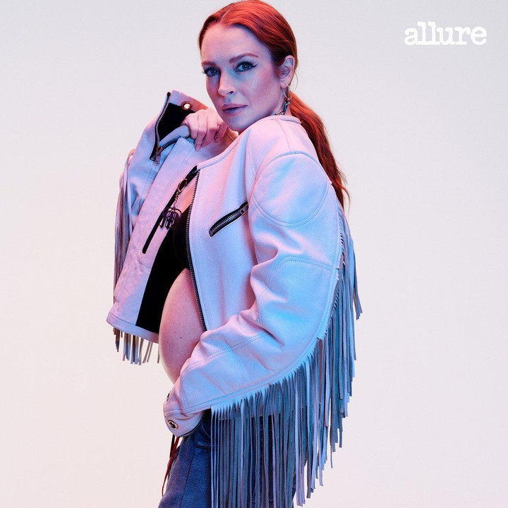 <p>Dalam potret yang dibagikan, wanita 36 tahun ini tampil modis memamerkan baby bump, sambil mengenakan jaket kulit putih dan celana jeans. Penampilannya yang flawless mencuri perhatian netizen. (Foto: Instagram @lindsaylohan)</p>