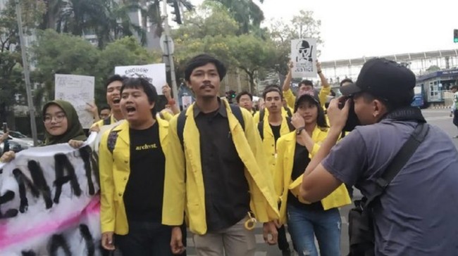 Ketua DPW Perindo DKI Jakarta Effendy Syahputra mengatakan pihaknya memang mendekati dan mengajak Manik bergabung.