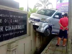 Minibus Nyangkut di Kantor Polisi Usai Serempet Mobil dan Motor
