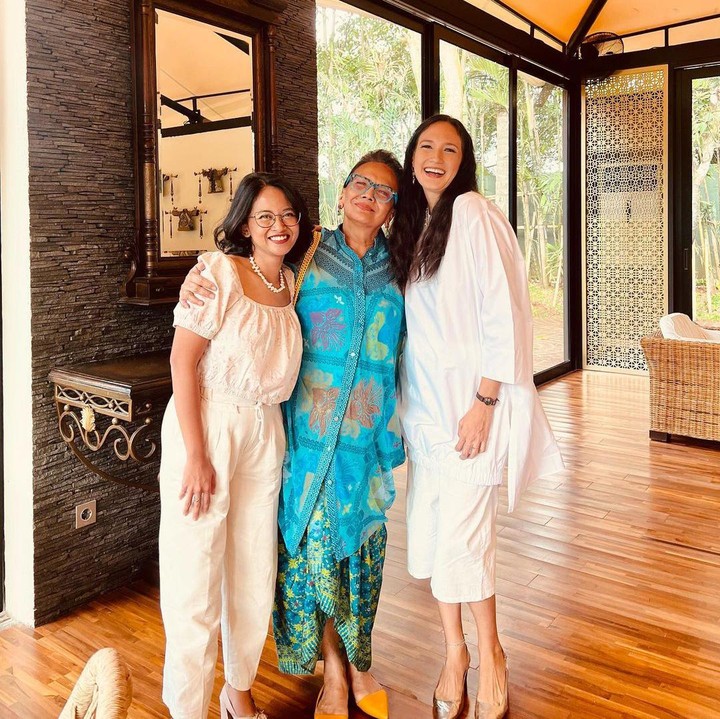 <p>Di kehamilannya kali ini, Nadine masih tetap aktif melakukan kegiatan di luar rumah. Nadine tampaknya sudah mulai terbiasa mengatur waktu untuk keluarga dan karier. (Foto: Instagram @nadinelist)</p>