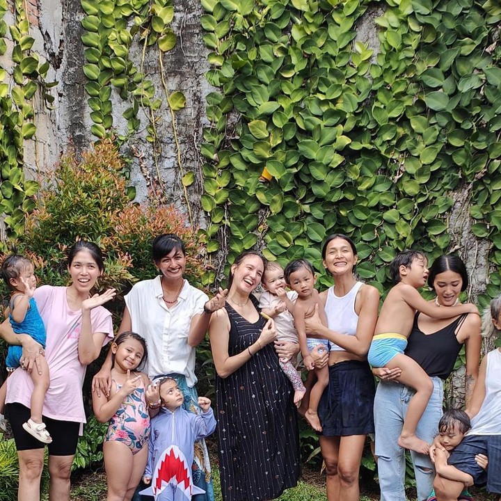 <p>Di luar urusan karier, Nadine memiliki kesibukan mengurus putrinya, Djiwa. Istri Dimas Anggara ini sempat quality time bareng Djiwa dan beberapa Bunda lainnya. (Foto: Instagram @nadinelist)</p>