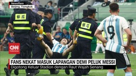 VIDEO: Nekat! Fans Masuk Lapangan Demi Peluk Messi