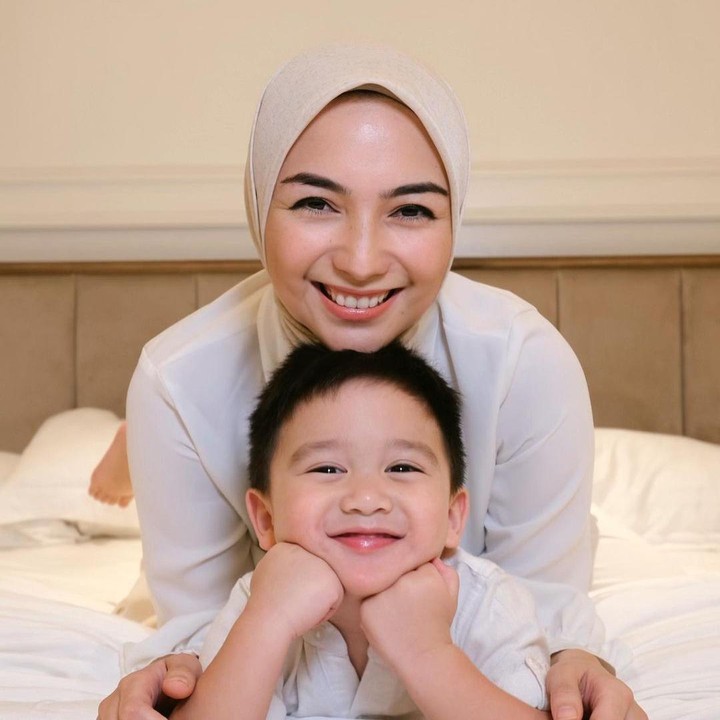 <p><em>"MasyaAllah tabarakallah</em> dede Athar si ganteng si gemoy, sehat selalu, ya," kata seorang netizen. "<em>MasyaAllah</em> sehat selalu ya Kak Ciki dan keluarga," tutur netizen lainnya. (Foto: Instagram: @citraciki)</p>